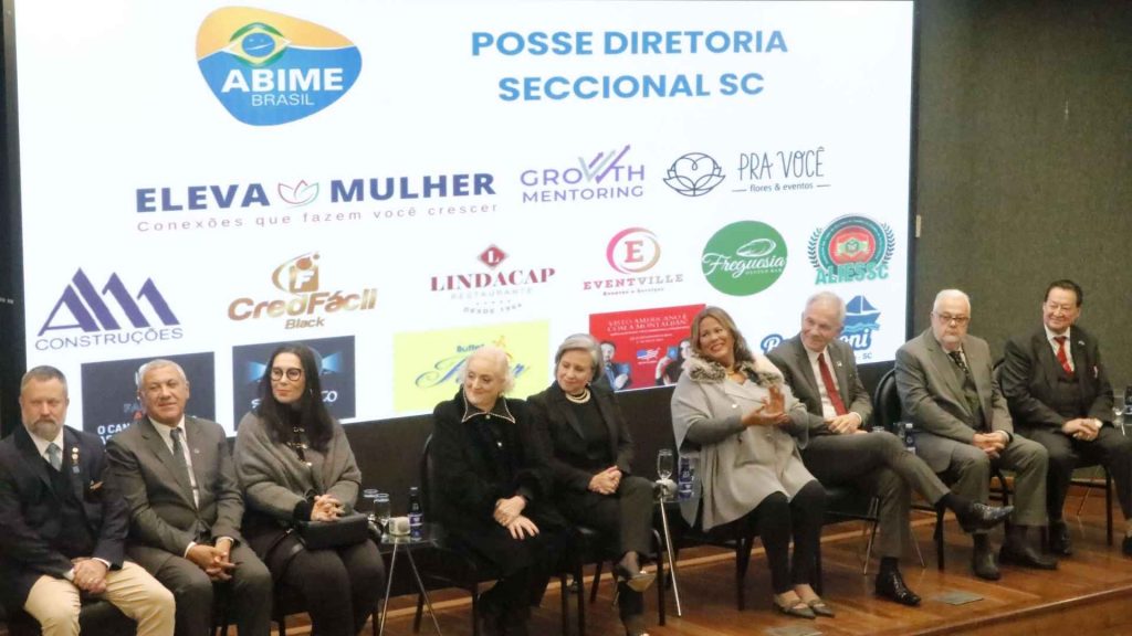mesa de autoridades na posse da ABIME-SC